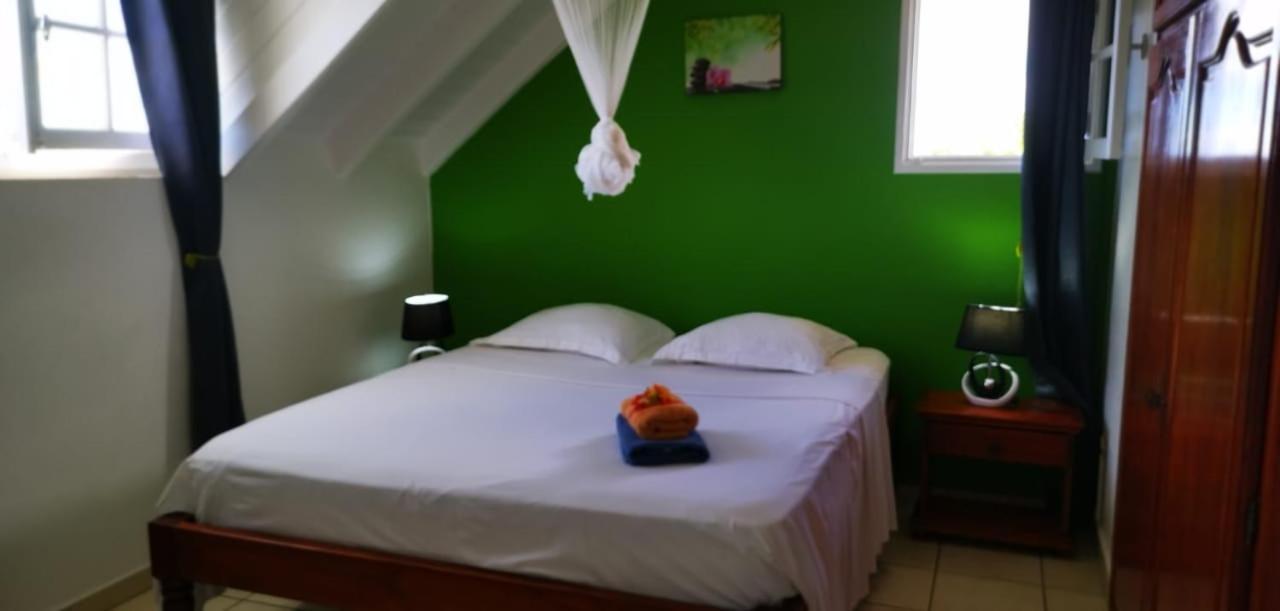 Les Petites Fleurs De Poirier Vila Bouillante Quarto foto